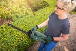 Bosch EasyHedgeCut Cordless 18v Hedge Trimmer 45cm/18in With Battery -Tools Shop BOEHC18 45 04