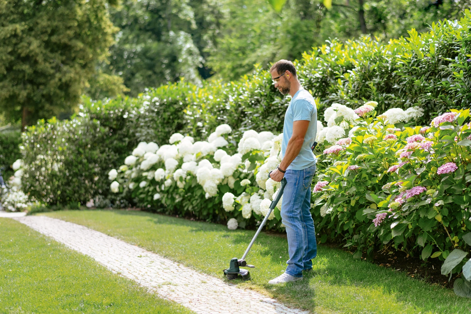 Bosch UniversalGrassCut Cordless 18v Linetrimmer 20cm/8in With Battery 3 Bosch UniversalGrassCut Cordless 18v Linetrimmer 20cm/8in With Battery - Image 3