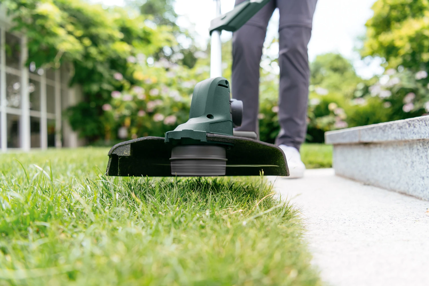 Bosch UniversalGrassCut Cordless 18v Linetrimmer 20cm/8in With Battery 5 Bosch UniversalGrassCut Cordless 18v Linetrimmer 20cm/8in With Battery - Image 5