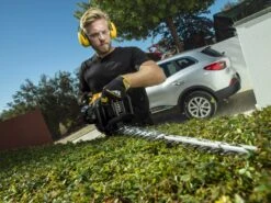 McCulloch HT5622 Petrol 2-Stroke 22cc Hedge Trimmer 56cm/22in -Tools Shop MCHT5622 04